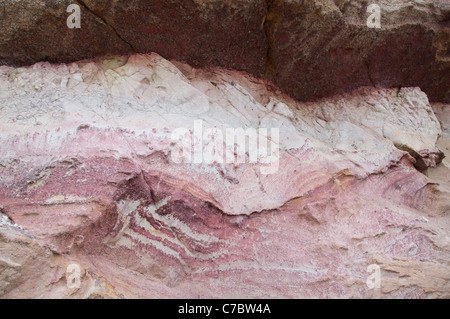 Die sedimentären Schichten der Wealden Betten, offenbart in der Unterkreide Klippen an der Worbarrow Bucht auf der Jurassic Coast. Dorset, England, Vereinigtes Königreich. Stockfoto