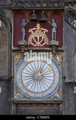 Das äußere Zifferblatt der Wells Clock, der zweitältesten Daueruhr Großbritanniens. Wells Cathedral, Somerset, England, Großbritannien, Großbritannien. Stockfoto