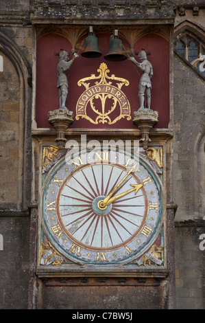 Das äußere Zifferblatt der Wells Clock, der zweitältesten Daueruhr Großbritanniens. Wells Cathedral, Somerset, England, Großbritannien, Großbritannien. Stockfoto