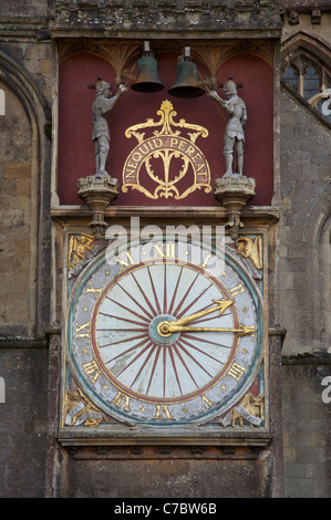 Das äußere Zifferblatt der Wells Clock, der zweitältesten Daueruhr Großbritanniens. Wells Cathedral, Somerset, England, Großbritannien, Großbritannien. Stockfoto