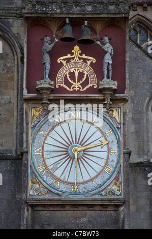 Das äußere Zifferblatt der Wells Clock, der zweitältesten Daueruhr Großbritanniens. Wells Cathedral, Somerset, England, Großbritannien, Großbritannien. Stockfoto