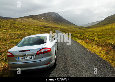 Auto unterwegs durch Glenveagh Nationalpark Landschaft, Glendowanbeg, Glendowan, County Donegal, Irland Stockfoto