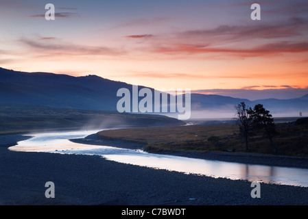 Lamar River fließt Lamar Valley bei Sonnenaufgang, Yellowstone-Nationalpark, Wyoming, USA Stockfoto