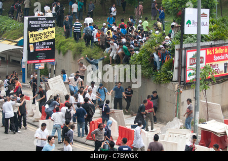 7. Juli, Malaysier auf Kuala Lumpur gesammelt und erlebt ein brutales Durchgreifen auf wirklich für votal Reform weitgehend friedlich Stockfoto