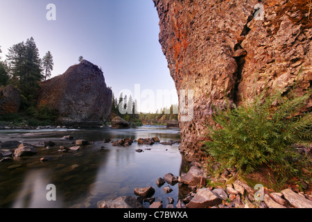 Die Spokane River fließt zwischen Basalt-Türme im Riverside State Park in einem Gebiet, bekannt als Schüssel und Krug, Spokane, Washington Stockfoto