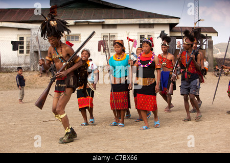 Indien, Nagaland, Longwa, Konyak Naga Krieger und tanzenden Frauen in traditioneller Tracht Stockfoto