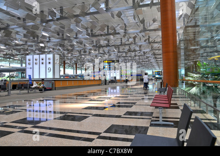 Singapore Changi Airport Terminal 3 - Architektur Details - Passagiere Wandern und entspannen im Abflugbereich Stockfoto