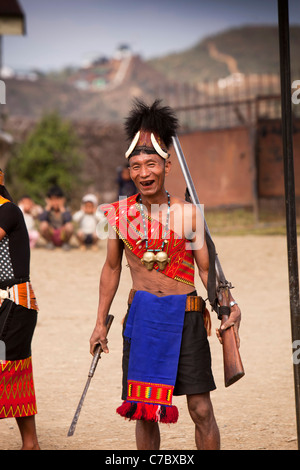 Indien, Nagaland, Longwa, Konyak Naga Krieger in traditioneller Tracht mit Hand gemacht laden Waffen mundtot zu machen Stockfoto