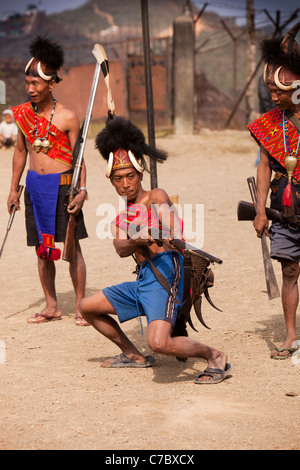 Indien, Nagaland, Longwa, Konyak Naga Krieger in traditioneller Tracht mit Hand gemacht Schnauze Pistole laden Stockfoto