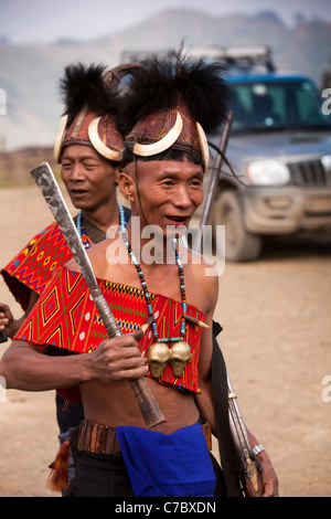 Indien, Nagaland, Longwa, Konyak Naga Krieger in traditioneller Tracht Stockfoto