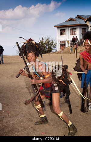 Indien, Nagaland, Longwa, Konyak Naga Krieger in traditioneller Kleidung in aggressiven Haltung Stockfoto