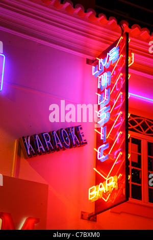 Neonlicht-Zeichen in Albufeira, Portugal. Stockfoto