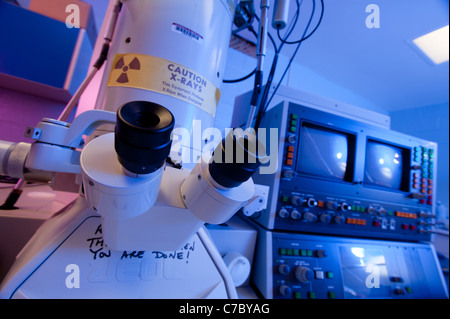 Elektronen-Mikroskop in einem wissenschaftlichen Labor Stockfoto