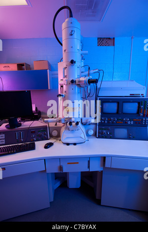 Elektronen-Mikroskop in einem wissenschaftlichen Labor Stockfoto