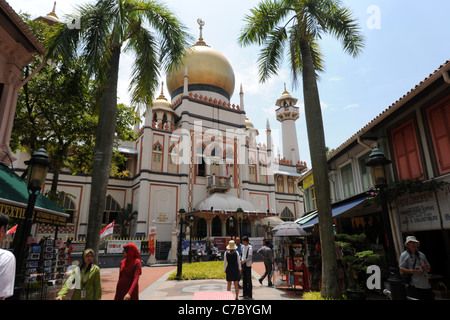 suchen auf Bussorah Straße in Richtung Sultan Masjid Moschee, Singapur Stockfoto