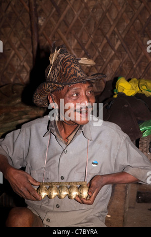 Indien, Nagaland, Longwa, Angh, Chef der Konyak Naga Dörfer hält seinen Ausweis von office Stockfoto