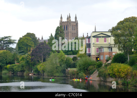 Hereford Kathedrale und Kanuten auf dem Fluss Wye, Hereford, England Stockfoto