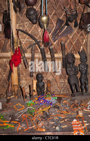 Indien, Nagaland, Longwa, Anzeige der Konyak Naga Dorfbewohner Kunsthandwerk zum Verkauf in Angh Haus Stockfoto