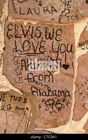 Notizen für Elvis Presley von Fans auf der Steinmauer um Graceland am Jahrestag links Stockfoto