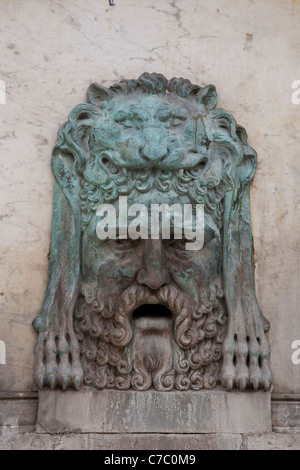 Geformte Figur am Brunnen in Place De La Republikplatz, Arles, Frankreich Stockfoto