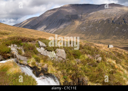 Ben Macdui überragt die Laraig Ghru in der Cairngorm National Park, Scotland, UK Stockfoto