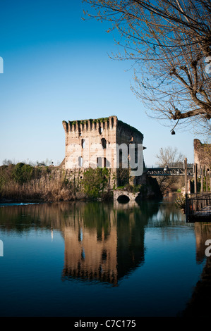 Historischen Visconti-Brücke und den Fluss Mincio in Borghetto Italien Stockfoto