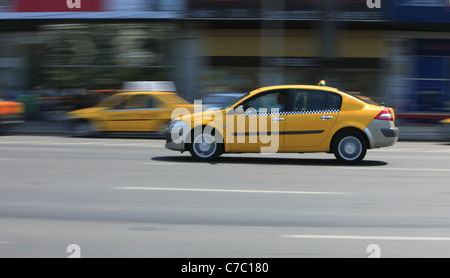 Panorama Bild ein yellow Cab in einer Stadtstraße. Stockfoto