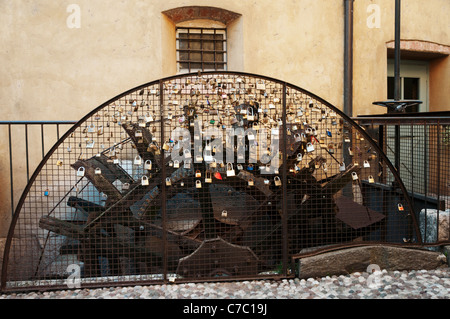 Metallgitter zum Schutz eines alten Wasserrad fällt in Vorhängeschlösser mit Nachrichten der ewigen Liebe und Hingabe, Borghetto Italien Stockfoto