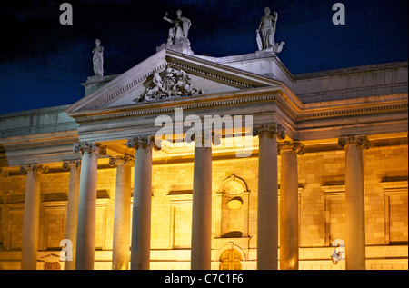 Bank of Ireland im Zentrum von Dublin in der Nacht Stockfoto