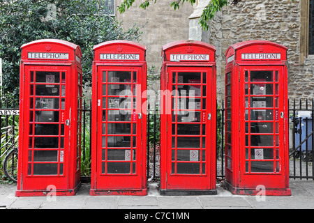 Vier Telefon Boxen auf St Marys Straße außerhalb St. Marys Kirche Cambridge England Stockfoto