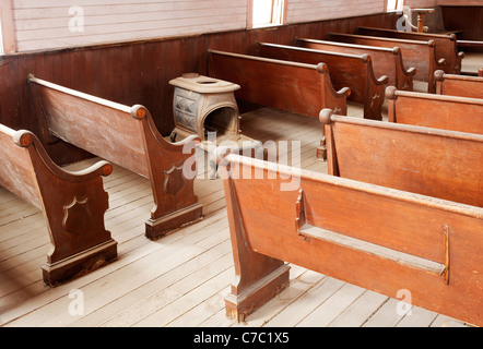 Topfbauch Ofen im Innenraum der methodistischen Kirche, Bodie State Historic Park, Kalifornien, USA Stockfoto