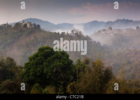 Indien, Nagaland, Mann, Nebel am frühen Morgen über Hang Häuser Stockfoto