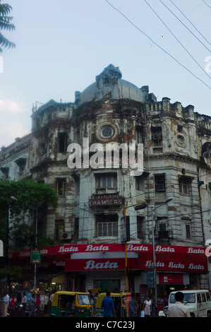 Ein Kaufhaus in einem kolonialen Gebäude in Kalkutta (Kolkata), Indien. Stockfoto