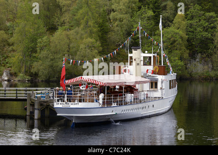 SS Sir Walter Scott vertäut am Steg auf Loch Katrine in Schottland Trossachs Stockfoto