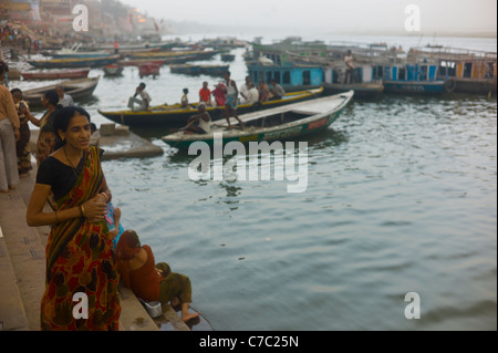 Auf den Ghats von Varanasi (Benares) vom Fluss Ganges. Stockfoto