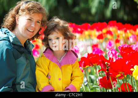 Mutter und Kind in bunten Tulpenfeld, Skagit Valley, Mount Vernon, Washington, USA Stockfoto