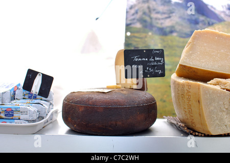 Tomme du Berry Käse zum Verkauf an die Leamington Spa Food and Drink Festival Stockfoto