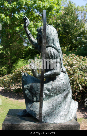 Bronze-Skulptur von Alice hinter den spiegeln, Castle Grounds, Guildford, Surrey Stockfoto