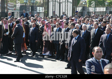 Staats- und VIPS Fuß mit Ägyptens Mubarak, Tunesien Ben Ali, saudischen König Abdullah bei Arafatss Beerdigung in Kairo Stockfoto