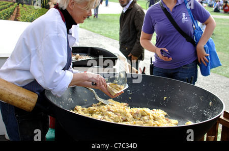 Große Pfanne von Tartiflette beim Leamington Spa Food and Drink Festival Stockfoto