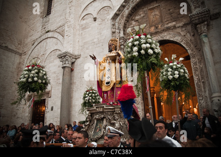 Sankt Nikolaus traditionelle Prozession statt innerhalb der alten Stadt Bari in Süditalien. Stockfoto