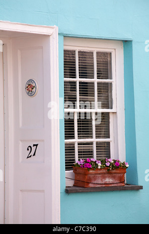 Fenster- und Türpaneel der kleinen Herzöge Nr. 27 mit Begonien-Fensterbox in Padstow, Cornwall, Großbritannien, im Mai Stockfoto