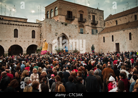 Sankt Nikolaus traditionelle Prozession statt innerhalb der alten Stadt Bari in Süditalien. Stockfoto