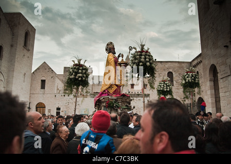 Sankt Nikolaus traditionelle Prozession statt innerhalb der alten Stadt Bari in Süditalien. Stockfoto