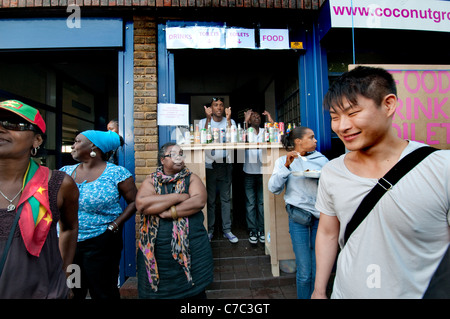 Loch in der Wand-Shop am jährlichen Notting Hill West Indian Carnival in London 2011 Stockfoto