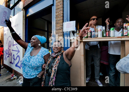 Loch in der Wand-Shop am jährlichen Notting Hill West Indian Carnival in London 2011 Stockfoto