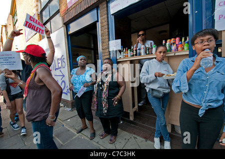 Loch in der Wand-Shop am jährlichen Notting Hill West Indian Carnival in London 2011 Stockfoto