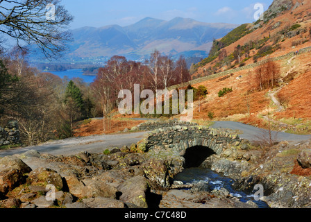 Ashness Brücke in der Nähe von Keswick, Cumbria, England, mit Skiddaw am Horizont Stockfoto