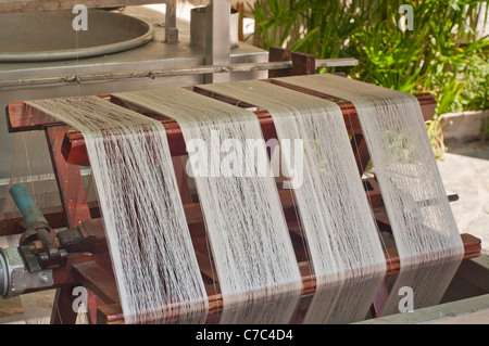 Spinnen Seide auf eine hölzerne Maschine mit Seide aus einer Seidenraupe in Kusadasi Türkei. Stockfoto