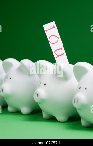 Gruppe von Sparschweine mit IOU Münzschlitze aus Stockfoto